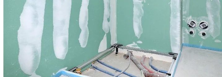 Wasserrohre auf Baustelle im Rohbau